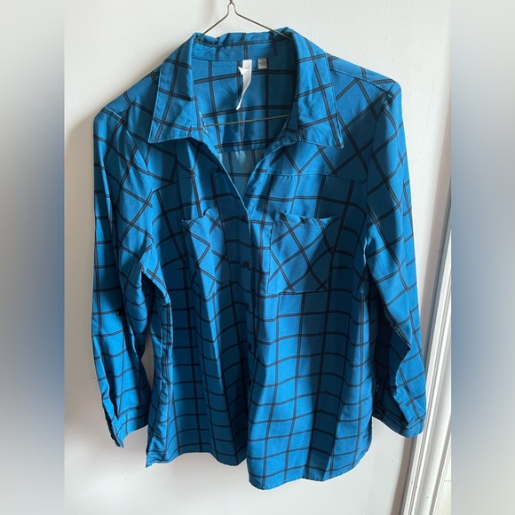 EUC: A beautiful blue striped button up shirt (brand NY Collection. - Picture 3 of 6